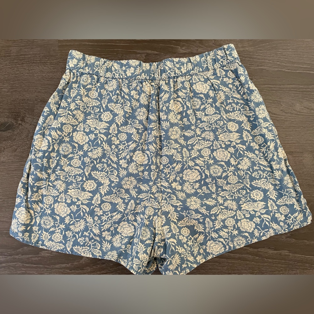 Universal Threads women size small pull on shorts.